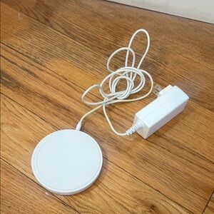 Belkin White Wireless Charger with Power Adapter